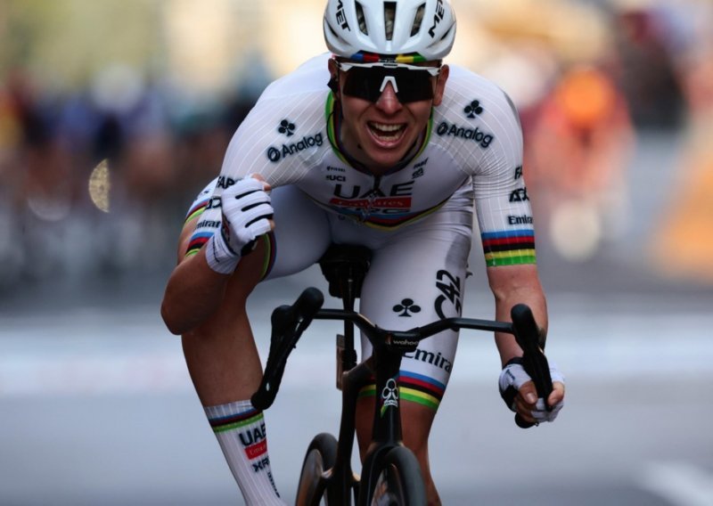 Poderani dres Tadeja Pogačara prodan za čak 95.100 eura