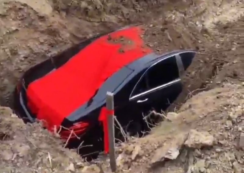 Pogledajte kako je milijunaš pokopan zajedno s Mercedesom. Policija istražuje pogreb