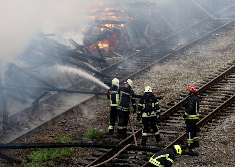 Izgorjela skladišta HŽ-a u Osijeku, javili se iz tvrtke: 'U njima nema ništa vrijedno'