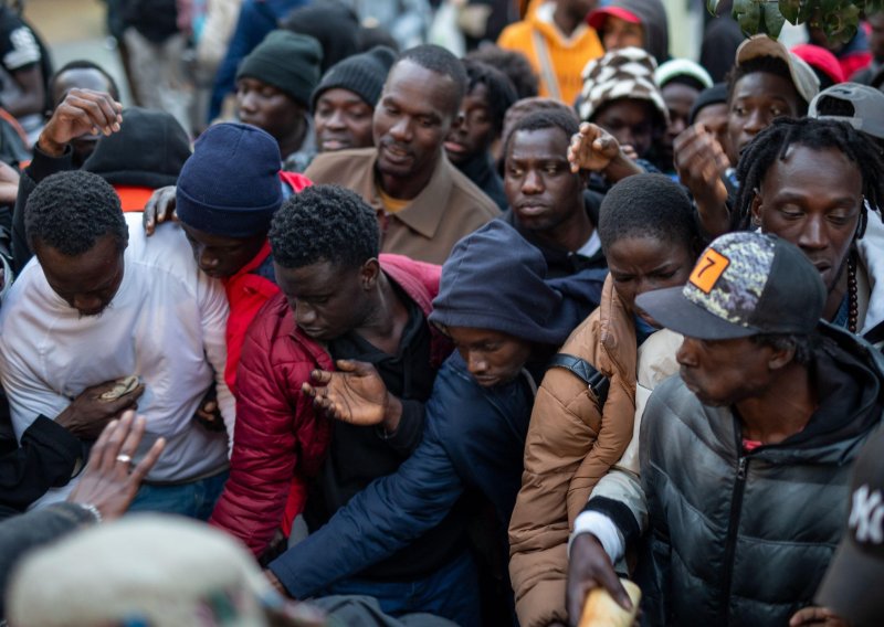 Španjolska odobrava boravak pola milijuna migranata, oporba žestoko protiv