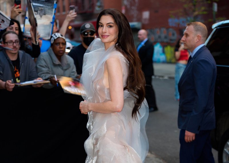 Skupocjeni nakit i slojevi tila: Anne Hathaway nikoga nije ostavila ravnodušnim