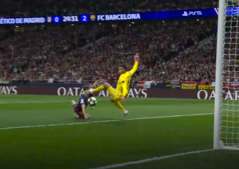 Ovo je bilo ružno! Pogledajte kako je golman Atletica nokautirao kopačkom Fermina Lopeza