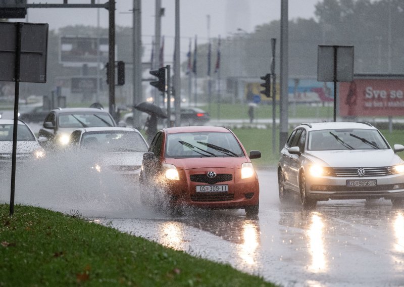 Teški uvjeti na cestama: Mokro i sklisko, usporen promet oko Zagreba