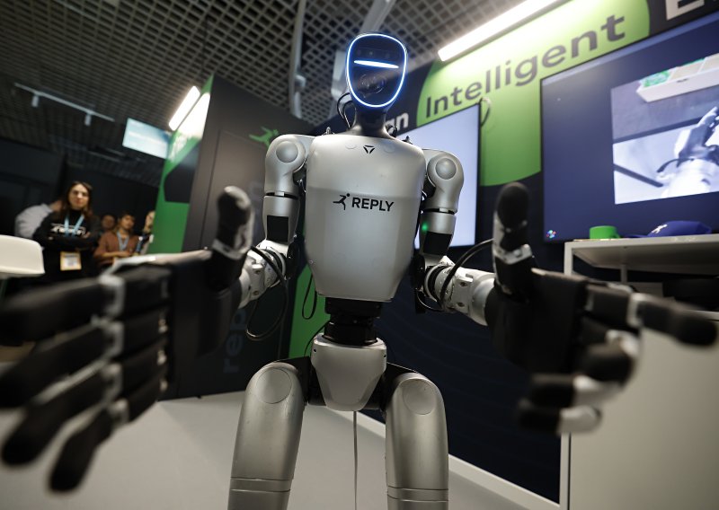 VIDEO Viralni hit iz Varšave: Robot influencer tjera divlje svinje u šumu