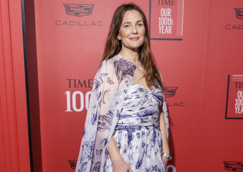 Otvorila košulju usred emisije i pokazala što nosi umjesto grudnjaka