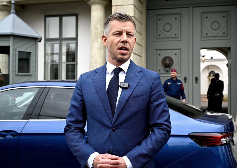 Magyar mađarskom predsjedniku: 'Ti si Orbanova marioneta! Ako ne odeš sam, smijenit ćemo te!'