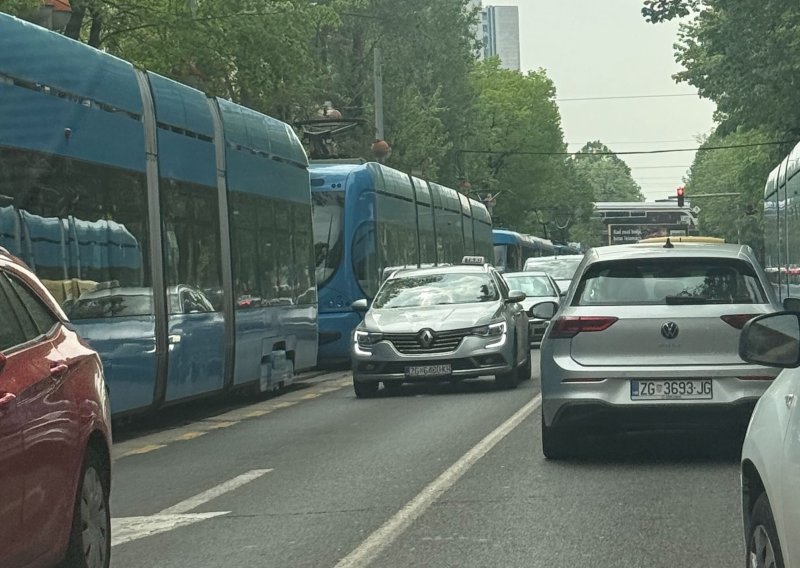 Kolaps u Savskoj: Kamion pokidao tramvajske vodove, ZET izmijenio trase