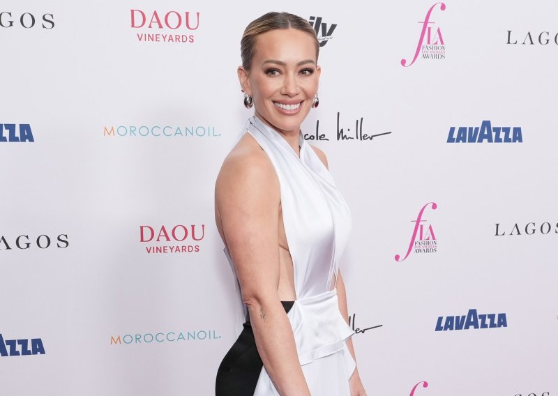 Stajling koji briše granice između klasike i provokacije: Bivša Disney zvijezda iznenadila izgledom