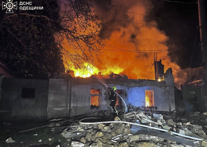 Rusi žestoko napali Kijev, projektil pogodio zgradu: Poginuli dječak i žena, deseci ranjenih