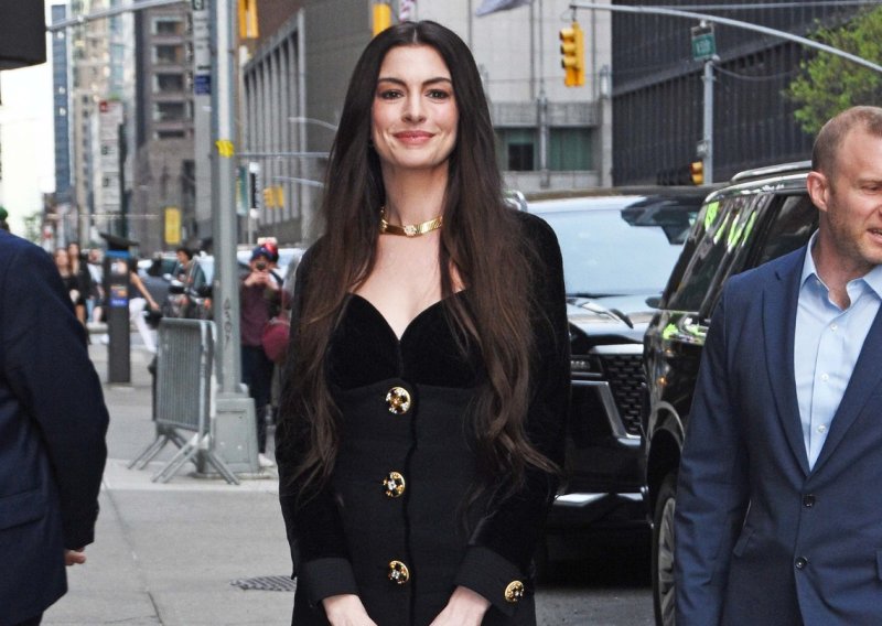 Mala crna haljina i to ne bilo kakva: Anne Hathaway niže izdanja o kojima se govori