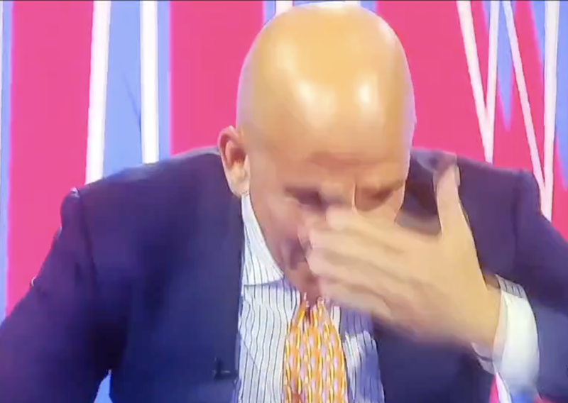 Neviđene scene: Kontroverzna legenda u studiju iz očaja udarala glavom u stol. Potekla mu je krv...