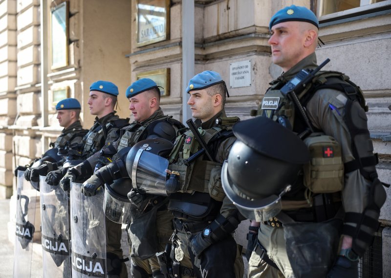 Dojave o bombama u Sarajevu, evakuirana dva trgovačka centra