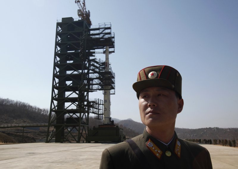 Sjeverna Koreja postavila raketu na lansirnu rampu