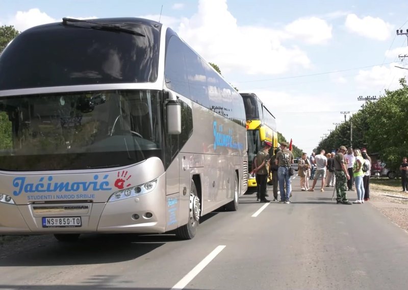 Zapaljen autobus vojvođanskog prijevoznika, podržava studente: 'Niste me uplašili'