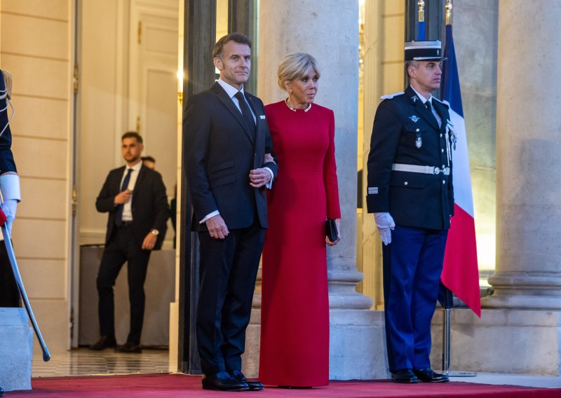Glamurozna prva dama: Brigitte Macron odrekla se mini suknje i iznenadila izgledom