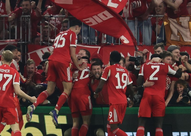 Navijači Bayerna u slavlju pregazili fotografe kraj terena