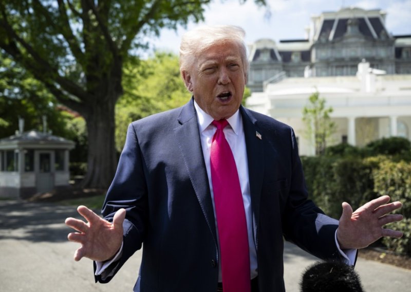 Trump: Iran je pristao predati nam 'nuklearnu prašinu', a možda i besplatnu naftu