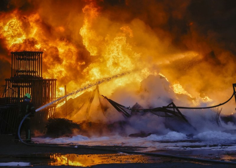 U napadu dronovima oštećena najveća ukrajinska luka na Dunavu