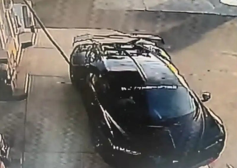 Vozač Bugattija od 3,6 milijuna dolara napravio nevjerojatnu grešku: Pogledajte što se dogodilo