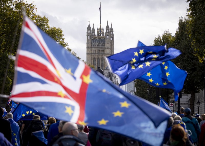 Deset godina nakon Brexita: Više od polovice Britanaca za ponovni ulazak u EU