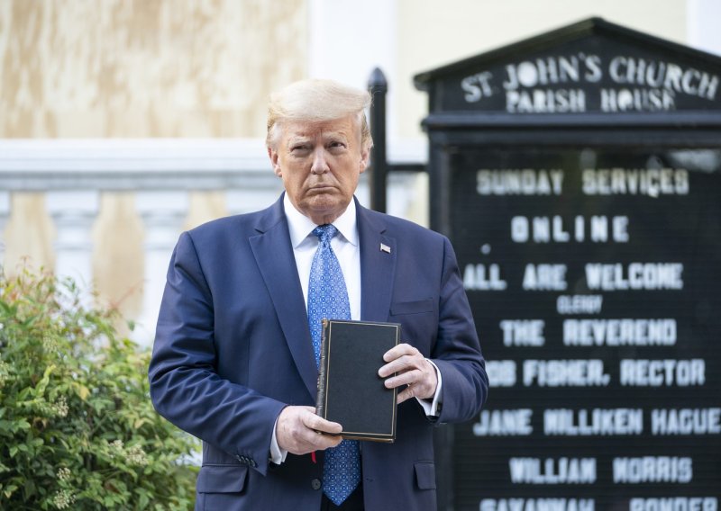 Trumpovo 'javno pokajanje': Nakon kontroverzne objave čitat će ulomak iz Biblije