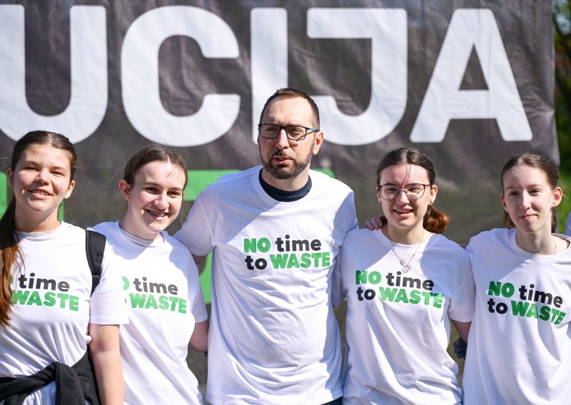 Tomašević i ministri čistili smeće na jezeru u zagrebačkoj Dubravi