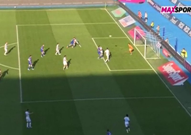 Sudac najprije nije sudio ništa, a onda dao penal Dinamu i isključio igrača Rijeke: Pogledajte kaotične scene