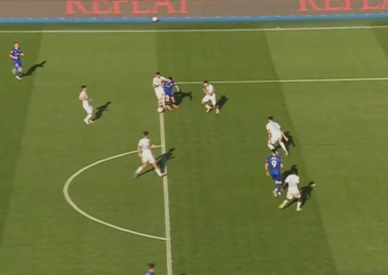 Dinamovci u nevjerici da ovo nije penal: Pogledajte situaciju zbog koje su poludjeli na suca