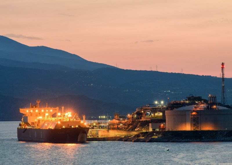 Iran vraća blokadu Hormuza: Svaki brod koji krši pravila je meta. Trump sazvao hitan sastanak