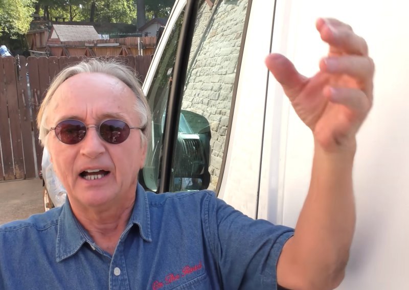 Stručnjak: Ako vam se na autu upali ova lampica, odmah ga prodajte