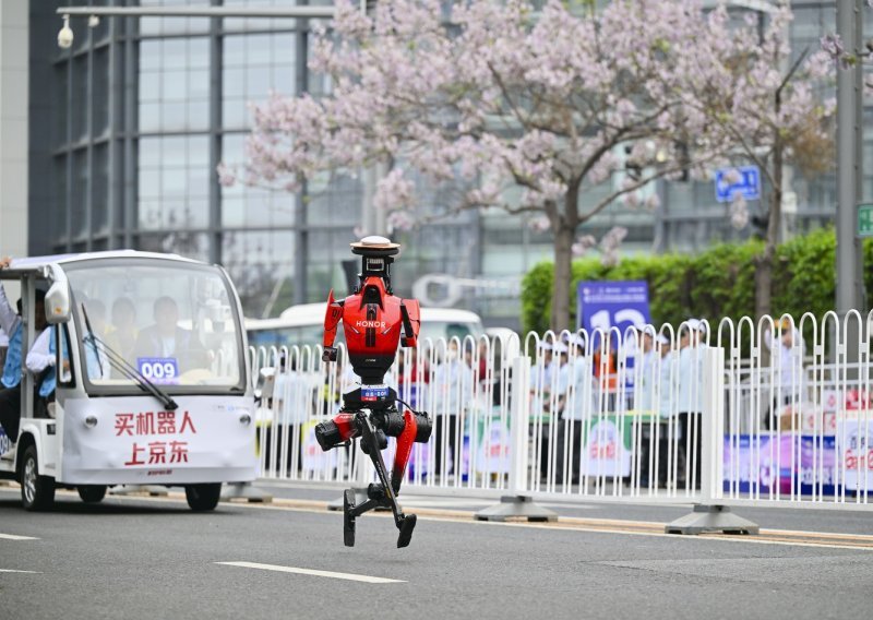VIDEO Povijest u Pekingu: Roboti prvi put brži od ljudi na polumaratonu