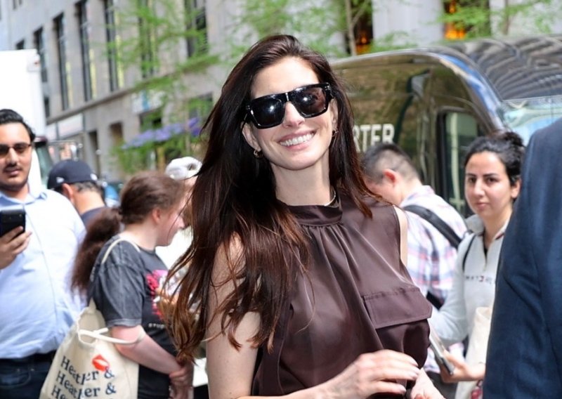 Zaboravite štikle: Ove tenisice tako dobro izgledaju da se nose i uz haljine