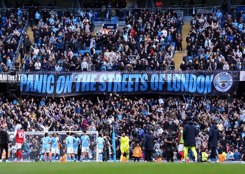 City pobijedio Arsenal, a onda su navijači razvili transparent koji je zapalio Englesku