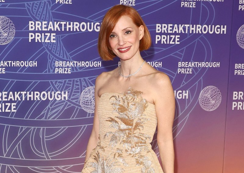 Kakva transformacija: Odrezala je dugu kosu i oduševila popularnom bob frizurom