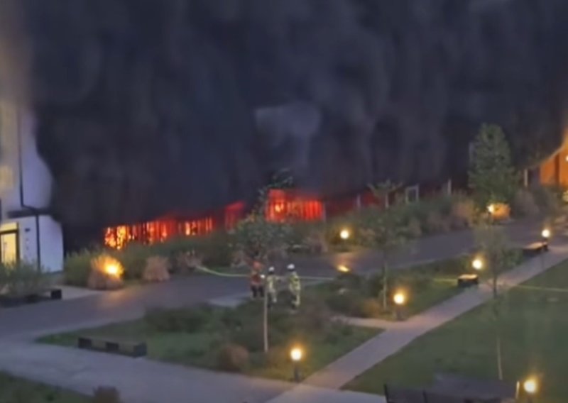 Jezivi prizori iz Graza: Deseci stanova nestaju u gustom crnom dimu