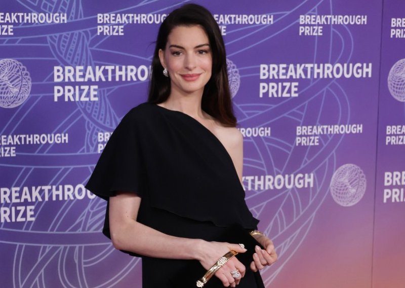 Ovakvu crnu haljinu nije lako zaboraviti, Anne Hathaway pretvorila je klasik u spektakl