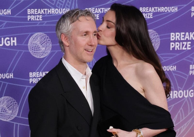 Anne Hathaway u rijetkom pojavljivanju sa suprugom na crvenom tepihu; pao je i poljubac