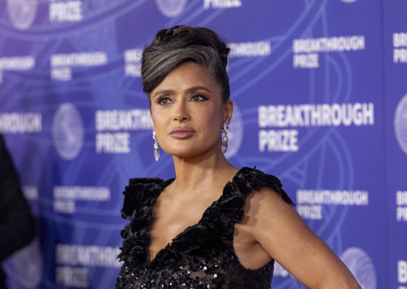 Ona svoju sijedu kosu ne skriva: Salma Hayek zablistala u prirodnom izdanju