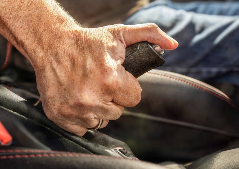 Povlačite li ručnu pri parkiranju? Stručnjaci kažu da mnogi vozači griješe