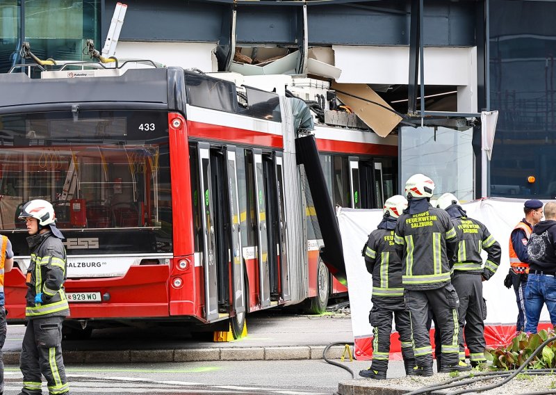 Užas u Salzburgu: Trolejbus se zaletio u supermarket, ima mrtvih i ozlijeđenih