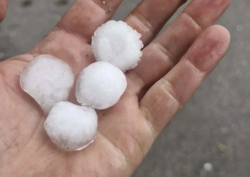 VIDEO Žestoko nevrijeme pogodilo Bihać: Tuča veličine golf loptice uništila desetke automobila