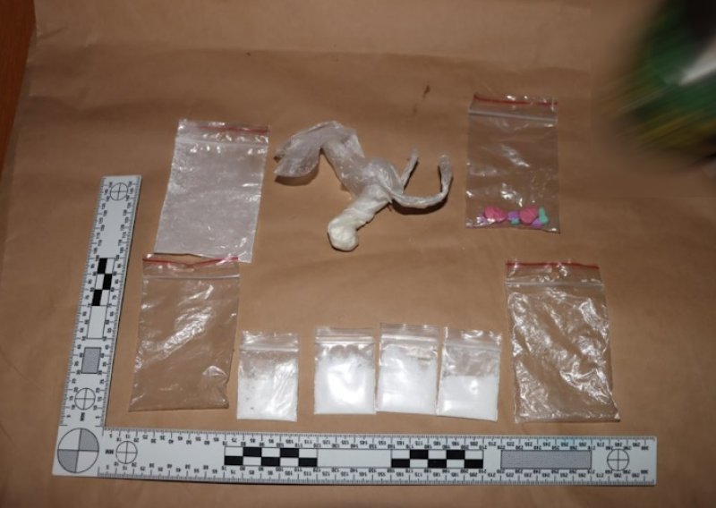 Policija upala u ilegalni klub na Trešnjevci: Pogledajte što je sve tamo pronašla