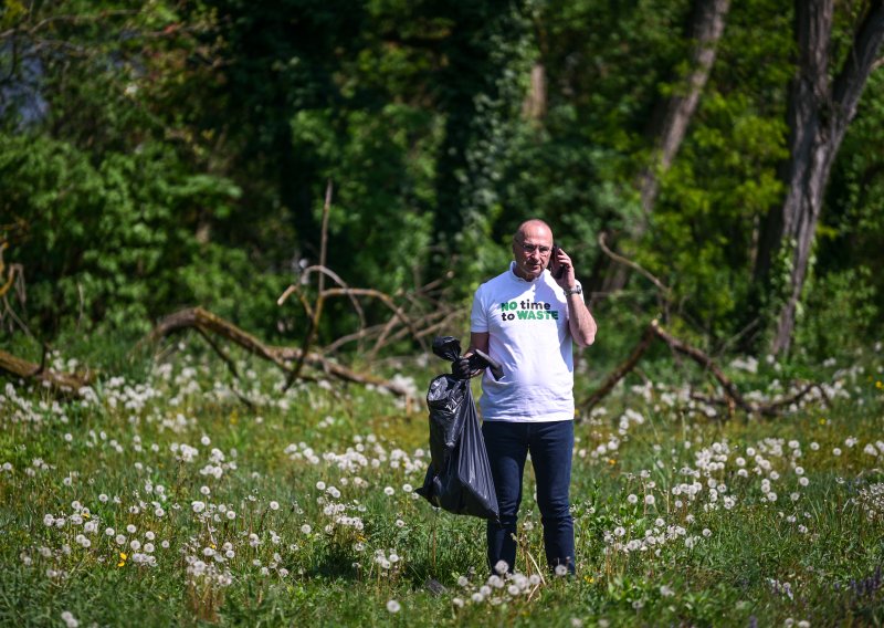 VIDEO Grlić Radman opet je hit na mrežama: Ministar lice u lice s odbačenom gumom