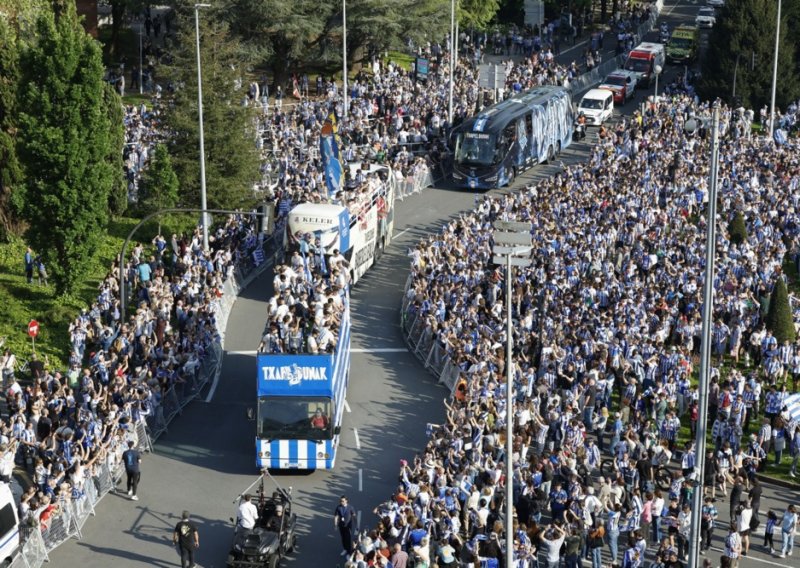Pogledajte kako je više od 100.000 navijača dočekalo dvojac Vatrenih koji su osvojili Kup kralja
