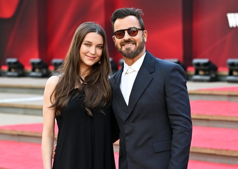 Justin Theroux i supruga na crvenom tepihu samo dva dana nakon što su otkrili rođenja sina
