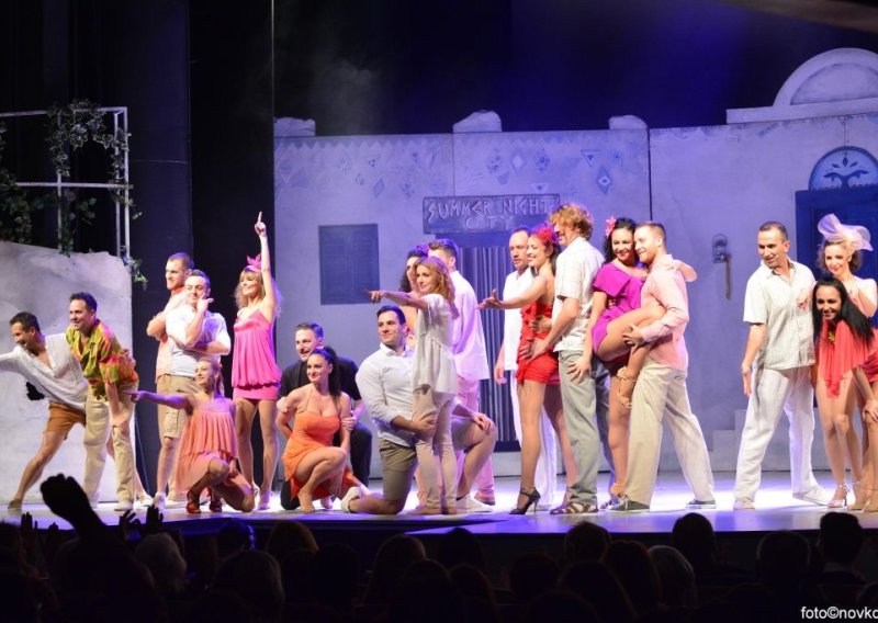 Spektakl u Puli: Mjuzikli Radio Dubrava, Mamma Mia! i SIX u Malom rimskom kazalištu