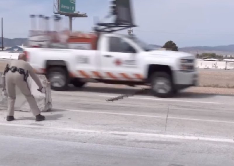 Pogledajte kako policija šiljcima zaustavlja vozačicu u bijegu