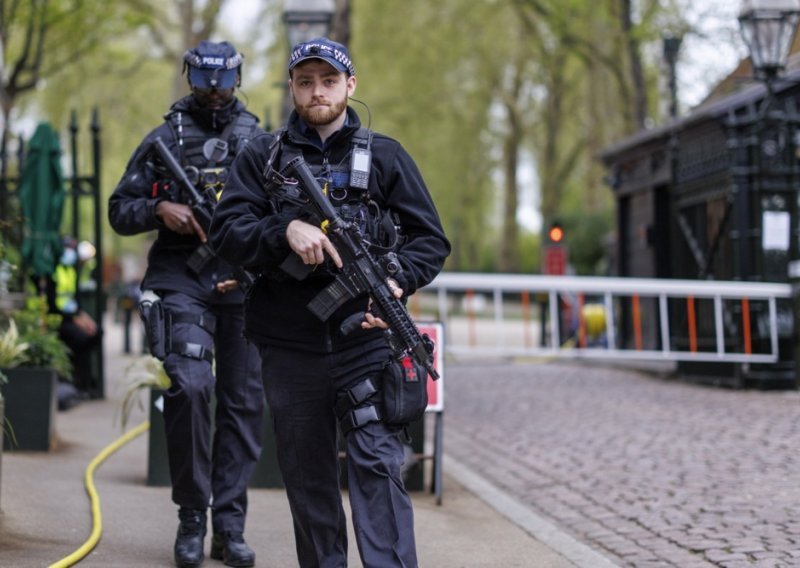 Tinejdžer optužen za podmetanje požara u sinagogi u Londonu