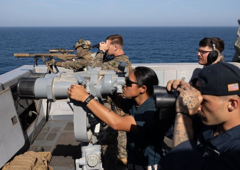 Iranska 'flota u sjeni' probija blokadu; Pentagon objavio snimku ukrcaja na tanker; Oglasio se Trump