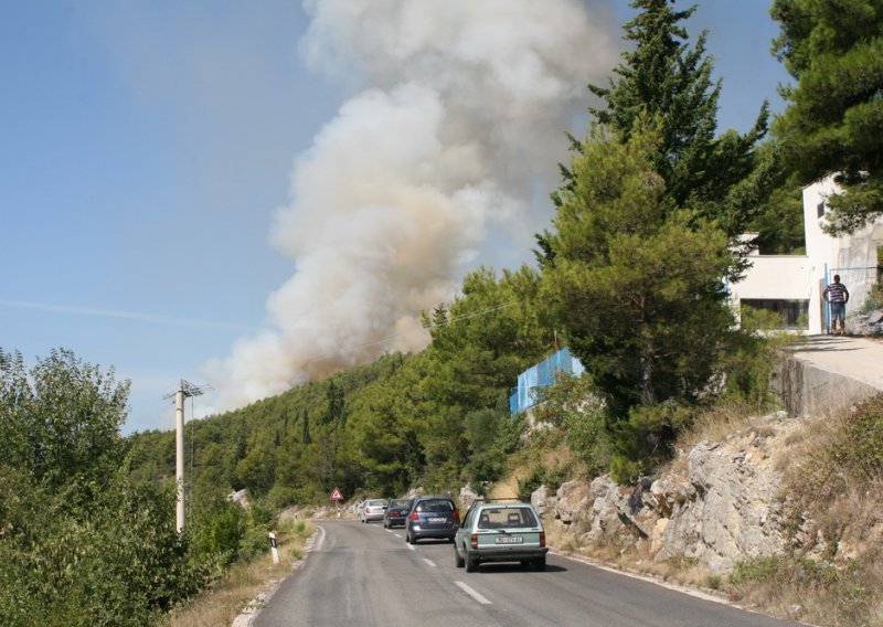 Veliki šumski požar krenuo prema Dalmatini